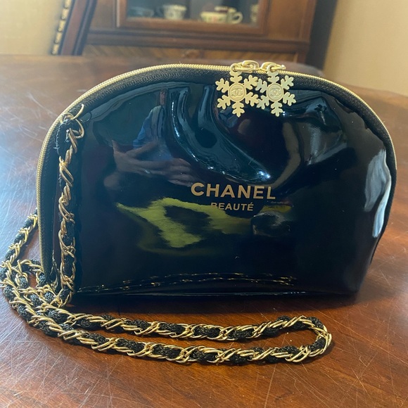 Chanel Beauté Glossy Black and Gold Cosmetic Bag - Picture 14 of 14